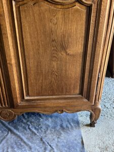 Armoire Cauchoise en chêne moyen sculpté du XIXe siècle à chapeau de Gendarme