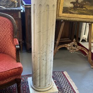 Belle colonne en marbre plein blanc veiné de gris, décor en cannelures verticales, 110 cm