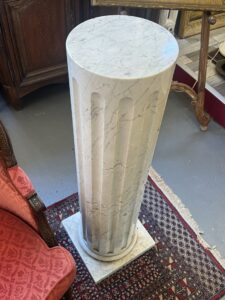 Belle colonne en marbre plein blanc veiné de gris, décor en cannelures verticales, 110 cm