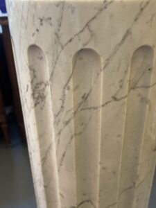 Belle colonne en marbre plein blanc veiné de gris, décor en cannelures verticales, 110 cm