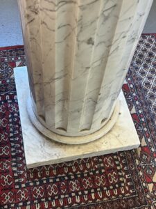 Belle colonne en marbre plein blanc veiné de gris, décor en cannelures verticales, 110 cm
