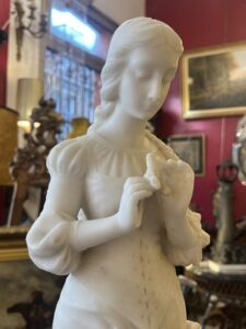 Sculpture en marbre signée Aristide De Ranieri (1865-1954) – "L’Effleurement de la Margueritte"