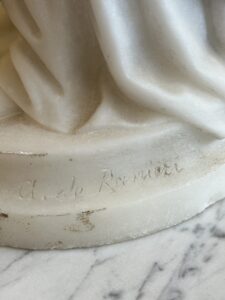 Sculpture en marbre signée Aristide De Ranieri (1865-1954) – "L’Effleurement de la Margueritte"