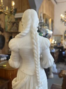 Sculpture en marbre signée Aristide De Ranieri (1865-1954) – "L’Effleurement de la Margueritte"