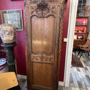 Très belle et ancienne bonnetière Normande en bois sculpté, époque XIXe siècle
