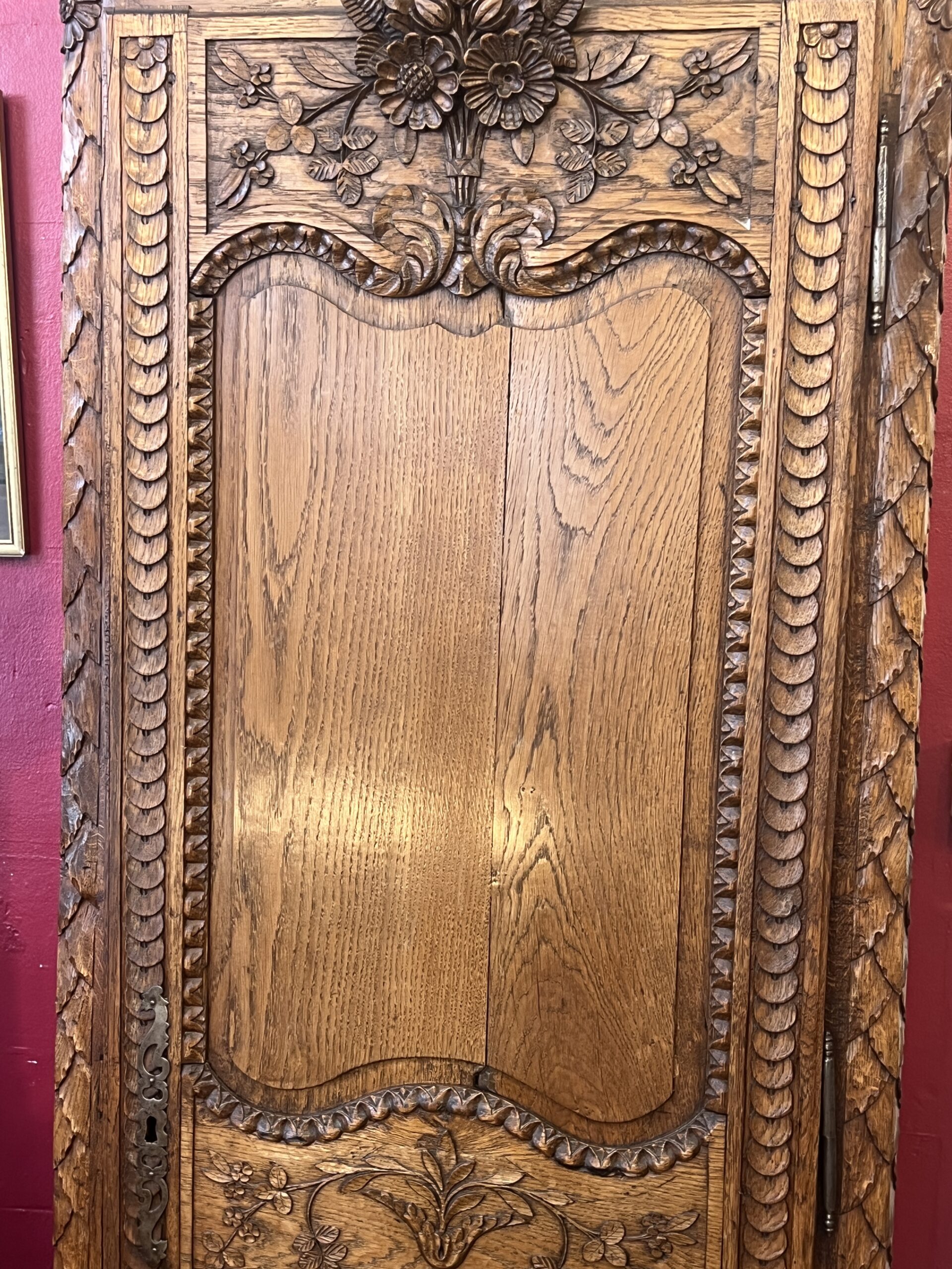Très belle et ancienne bonnetière Normande en bois sculpté, époque XIXe siècle