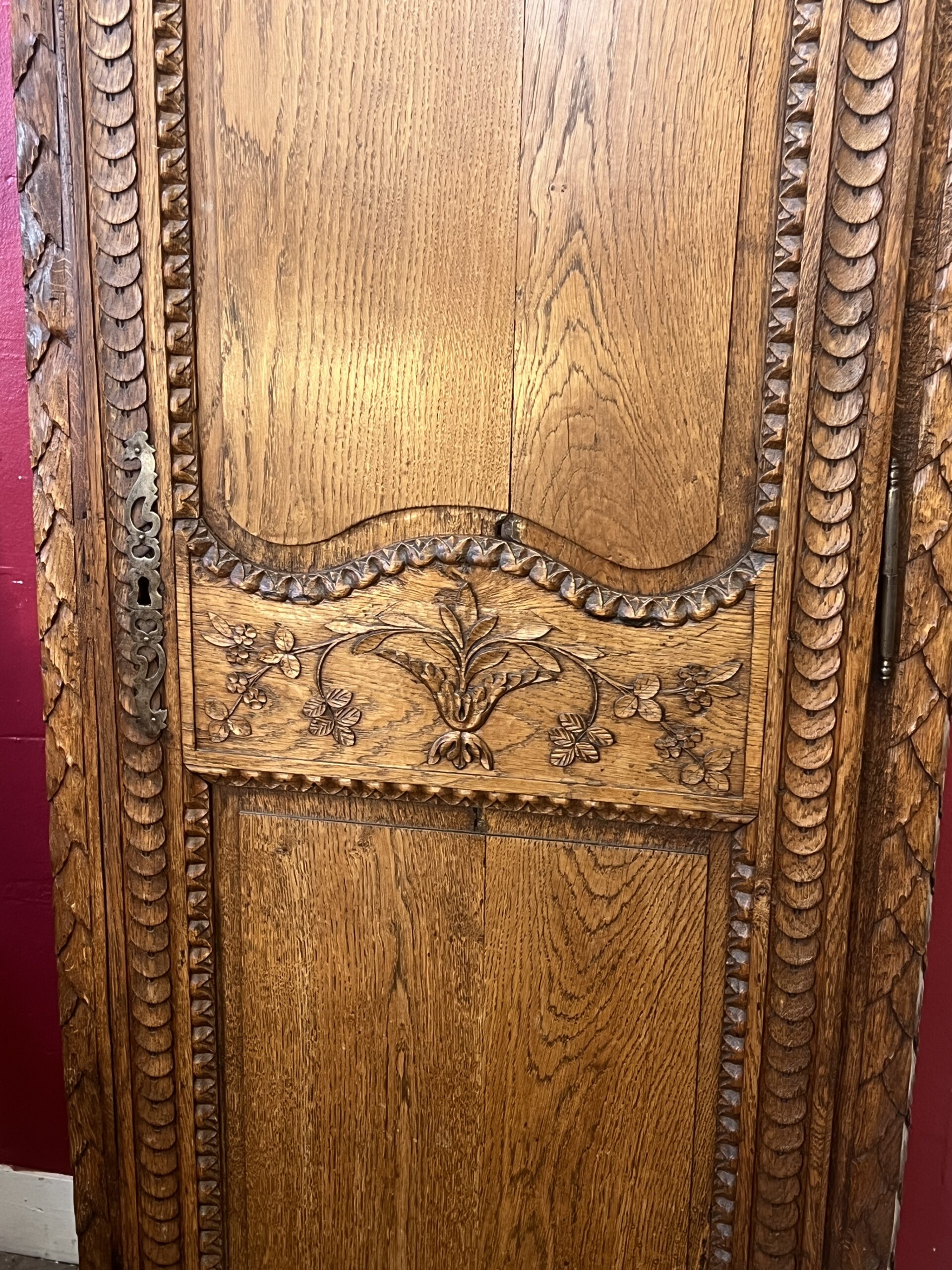 Très belle et ancienne bonnetière Normande en bois sculpté, époque XIXe siècle