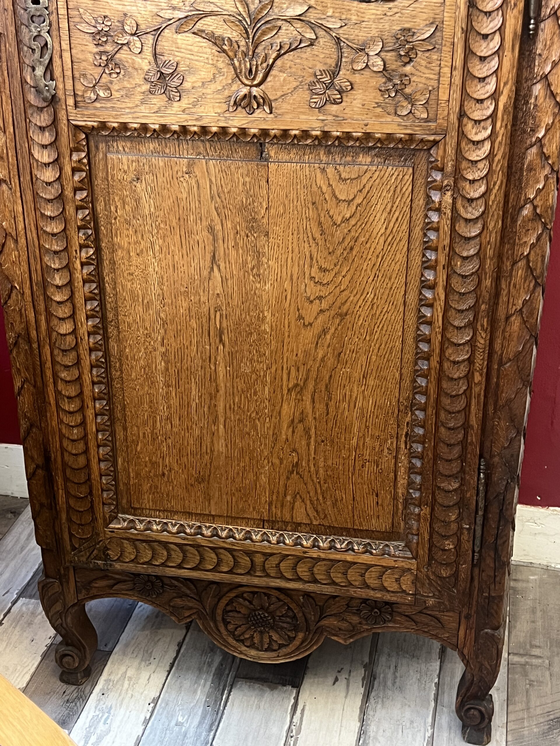 Très belle et ancienne bonnetière Normande en bois sculpté, époque XIXe siècle