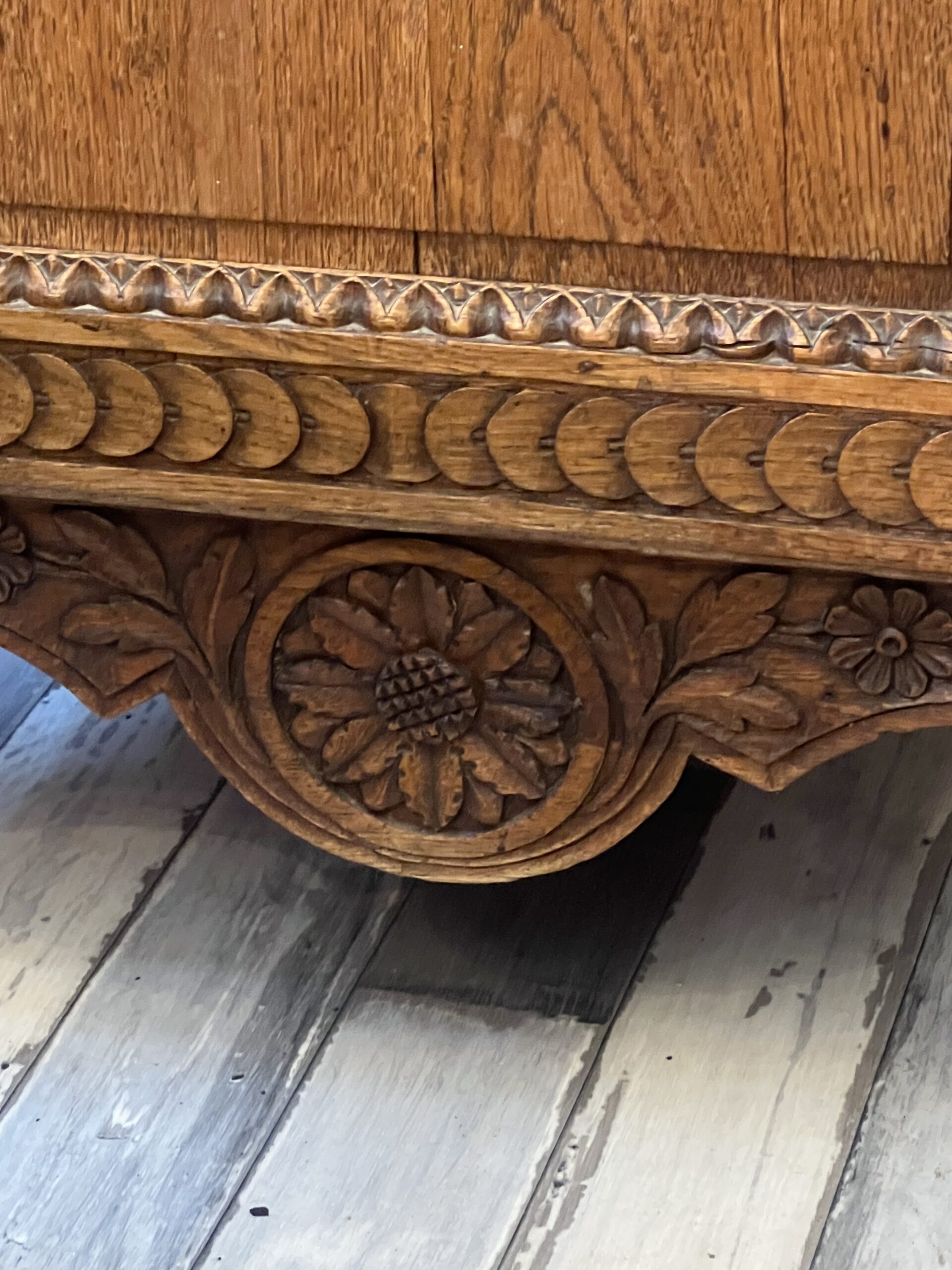 Très belle et ancienne bonnetière Normande en bois sculpté, époque XIXe siècle