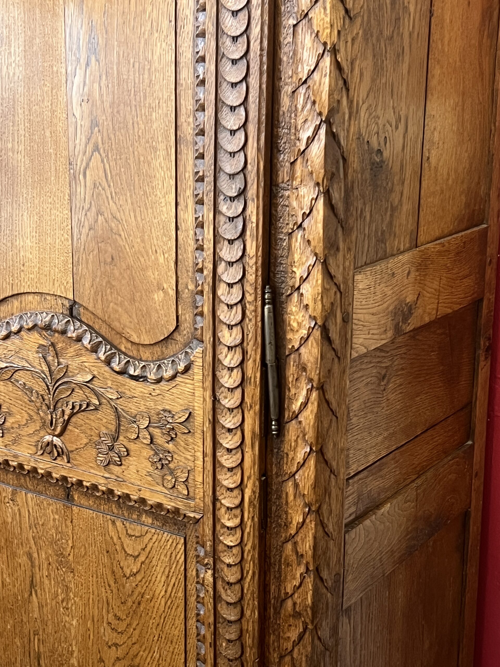 Très belle et ancienne bonnetière Normande en bois sculpté, époque XIXe siècle