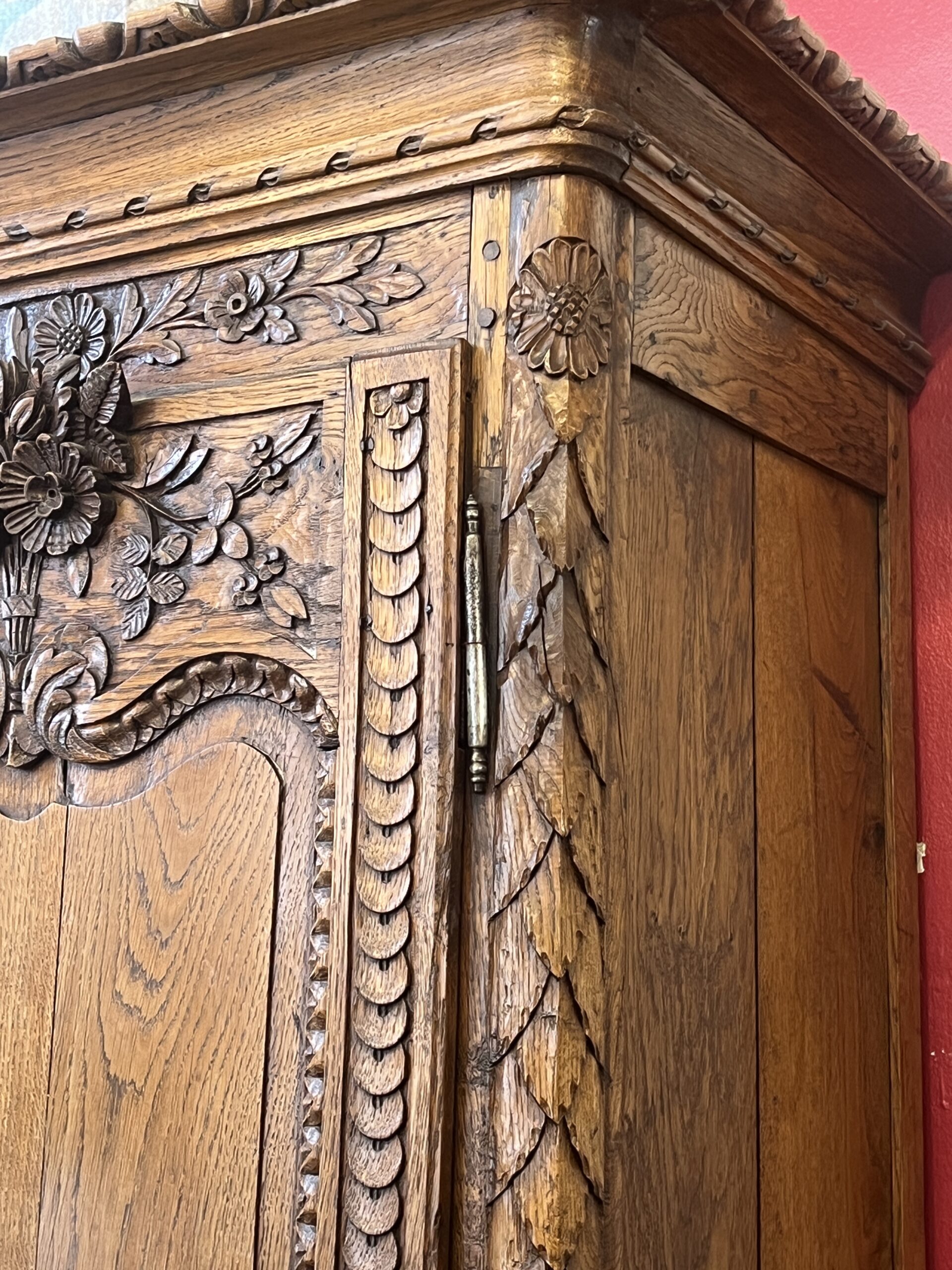 Très belle et ancienne bonnetière Normande en bois sculpté, époque XIXe siècle