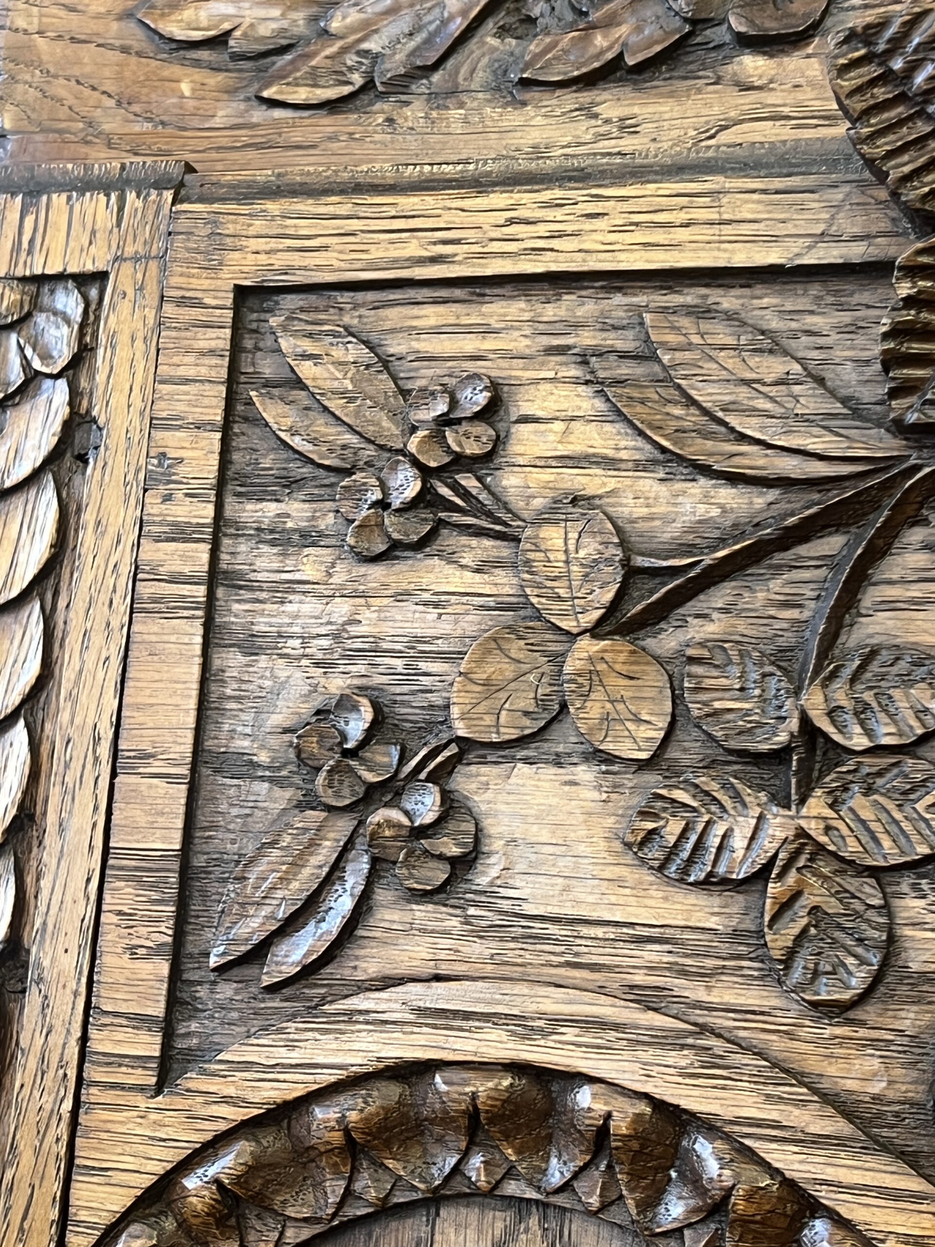 Très belle et ancienne bonnetière Normande en bois sculpté, époque XIXe siècle – Image 13