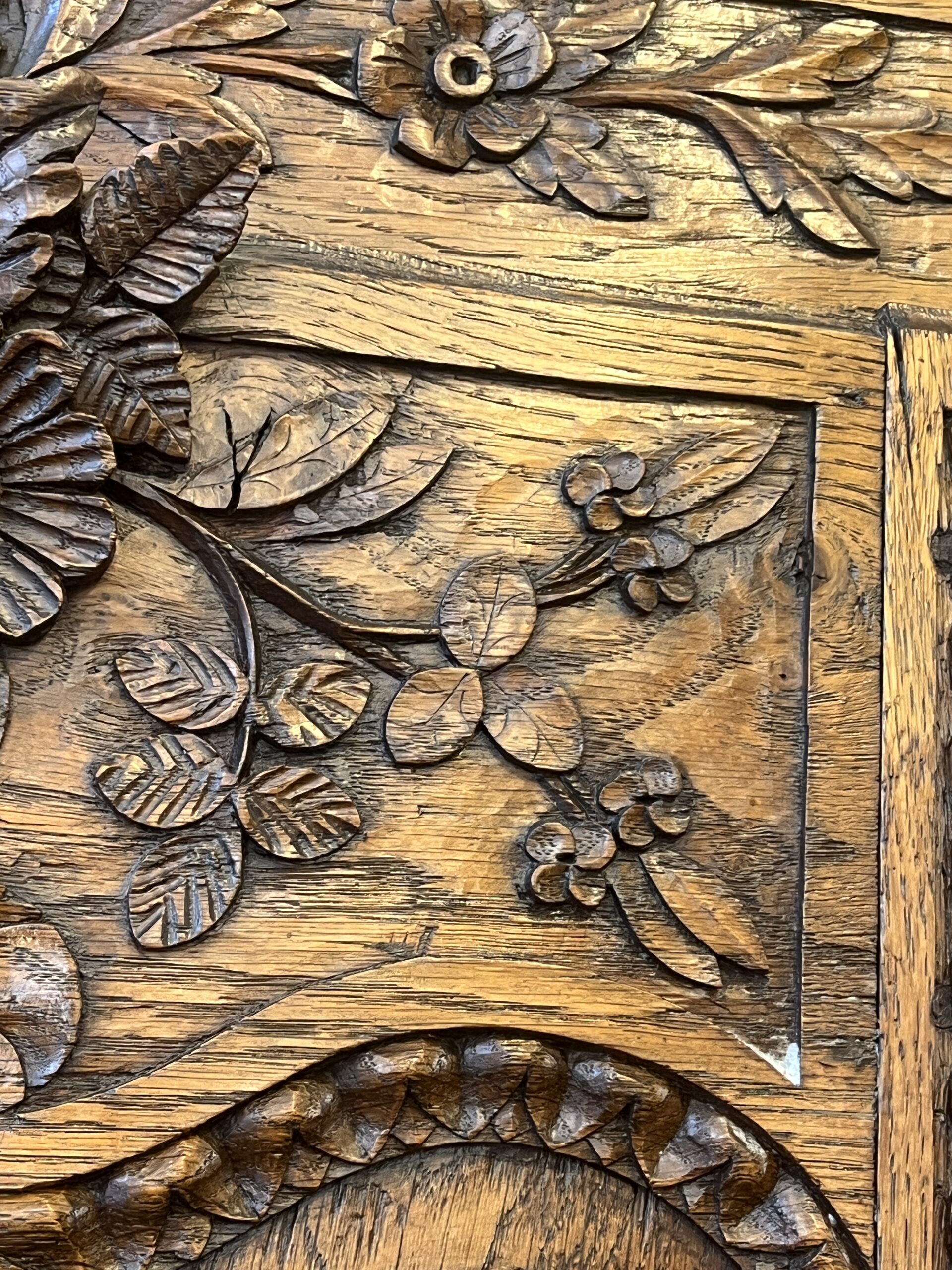 Très belle et ancienne bonnetière Normande en bois sculpté, époque XIXe siècle