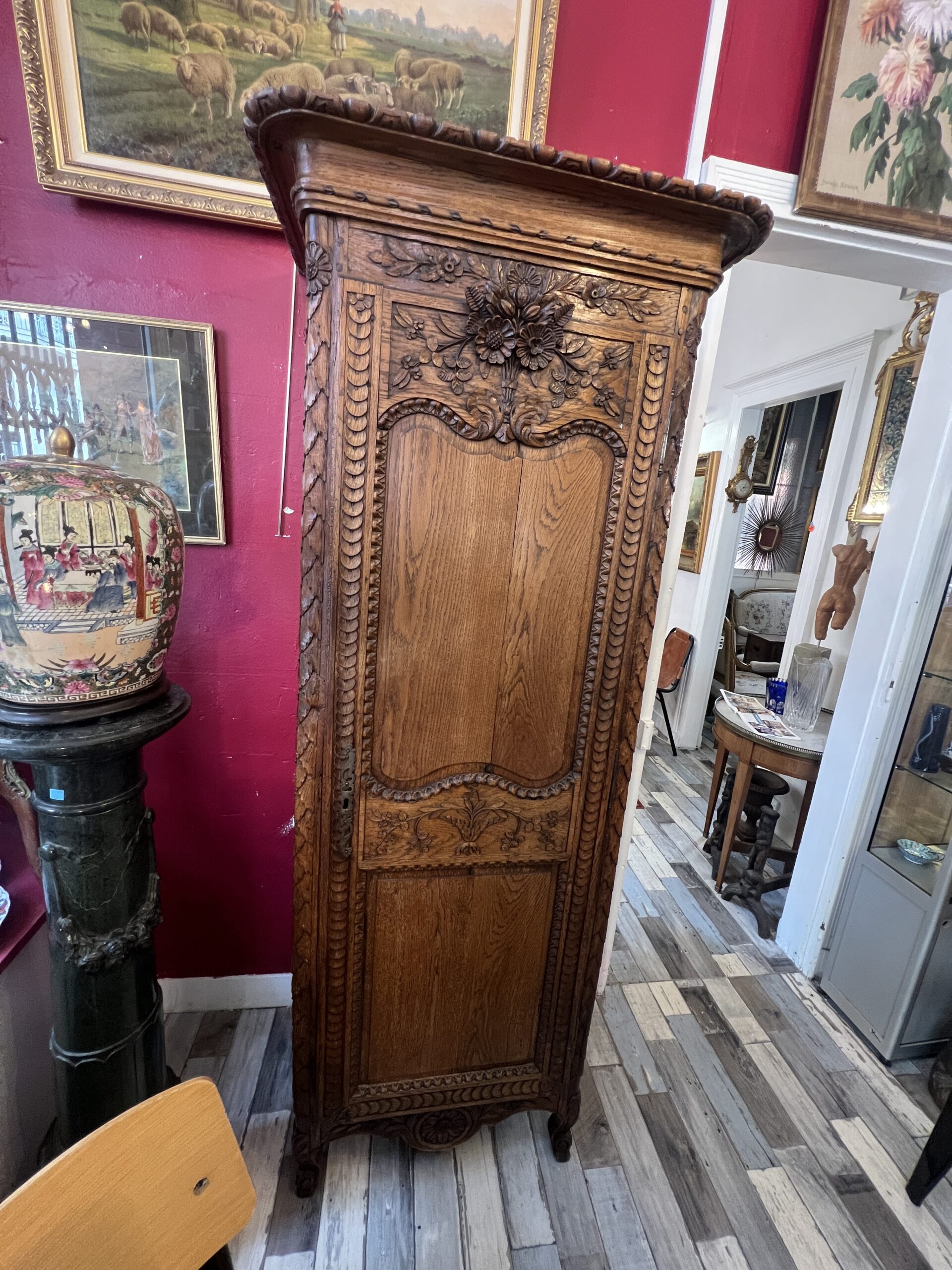Très belle et ancienne bonnetière Normande en bois sculpté, époque XIXe siècle