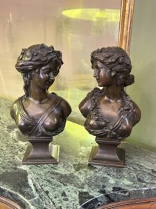 Bacchante – Louis Valentin Elias Robert (XIXᵉ siècle) Cette sculpture en bronze patiné