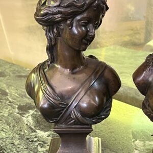 Bacchante – Louis Valentin Elias Robert (XIXᵉ siècle) Cette sculpture en bronze patiné