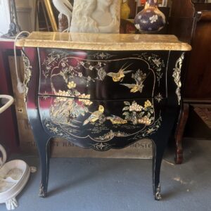 Commode galbée en bois laqué à décor chinois – XXe siècle (vers 1950-1960)