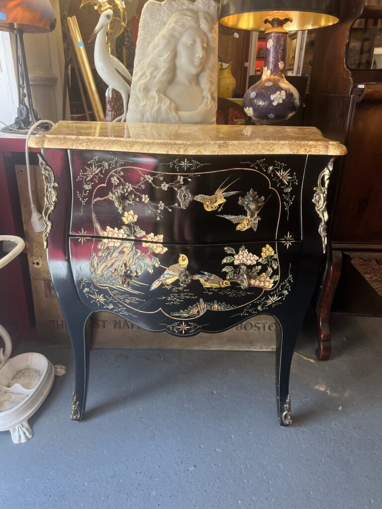 Commode galbée en bois laqué à décor chinois – XXe siècle (vers 1950-1960)
