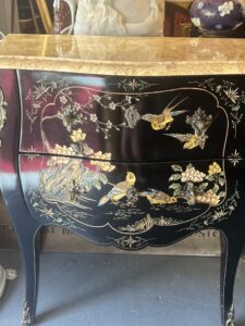 Commode galbée en bois laqué à décor chinois – XXe siècle (vers 1950-1960)