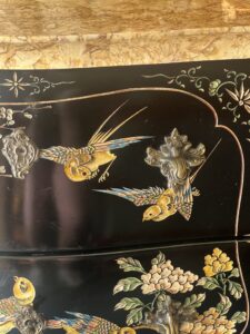 Commode galbée en bois laqué à décor chinois – XXe siècle (vers 1950-1960)