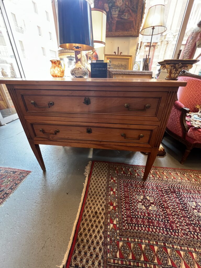 Commode sauteuse Louis XVI, épopque XVIIIe siècle en noyer massif