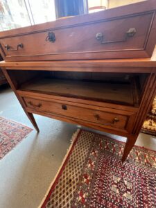 Commode sauteuse Louis XVI, épopque XVIIIe siècle en noyer massif