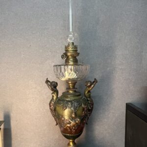Belle lampe à pétrole ancienne en régule à décor de cariatides, Putti et fleurs, réservoir cristal de Baccarat
