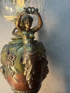 Belle lampe à pétrole ancienne en régule à décor de cariatides, Putti et fleurs, réservoir cristal de Baccarat