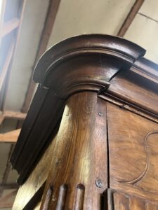 Très belle et ancienne armoire en bois sculpté du XIXe siècle , petite taille, Hauteur 211 cm