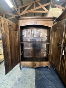 Très belle et ancienne armoire en bois sculpté du XIXe siècle , petite taille, Hauteur 211 cm