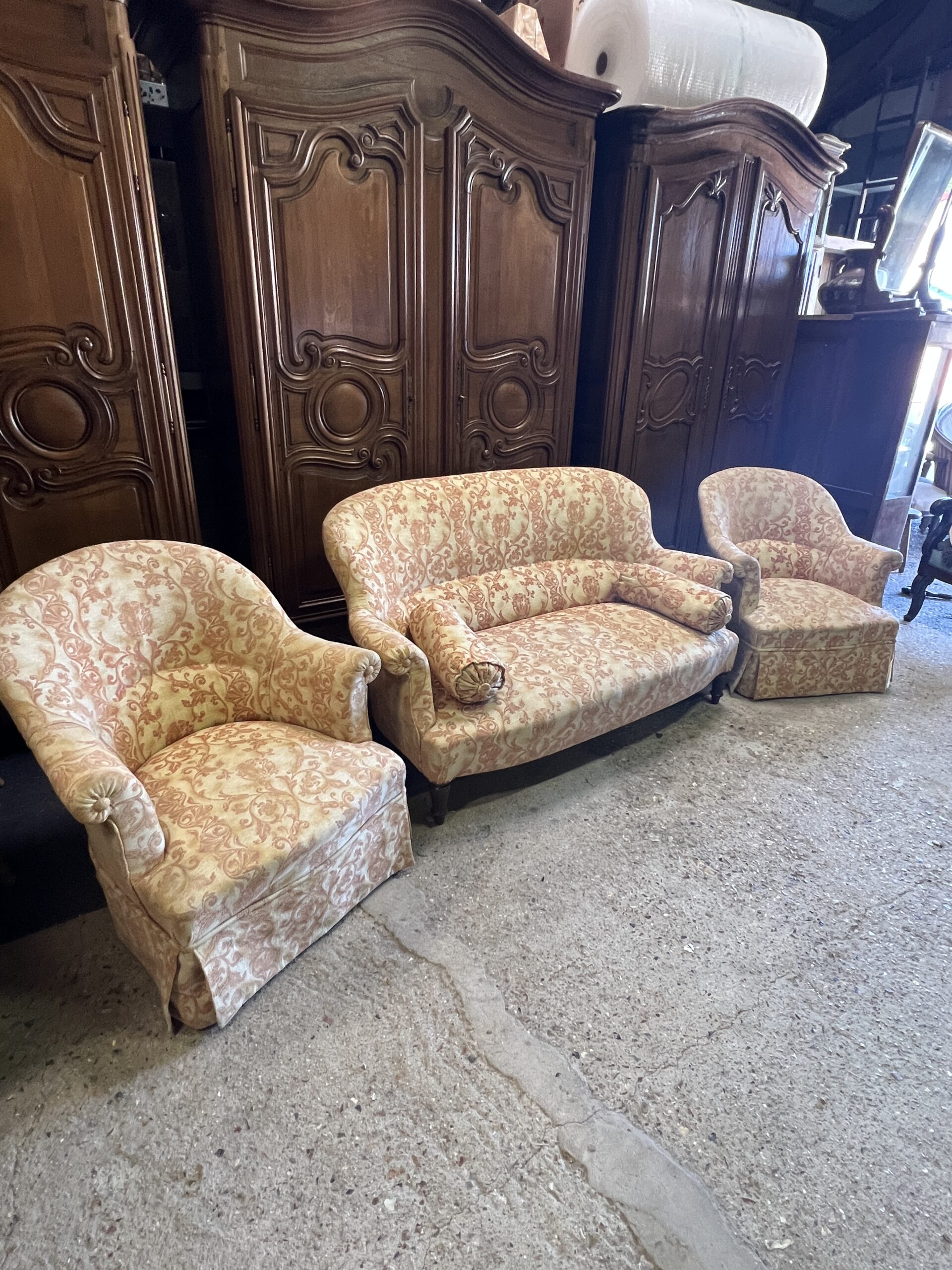 Salon Crapaud ancien de 3 pièces recouvert d'un beau velours, canapé et fauteuils