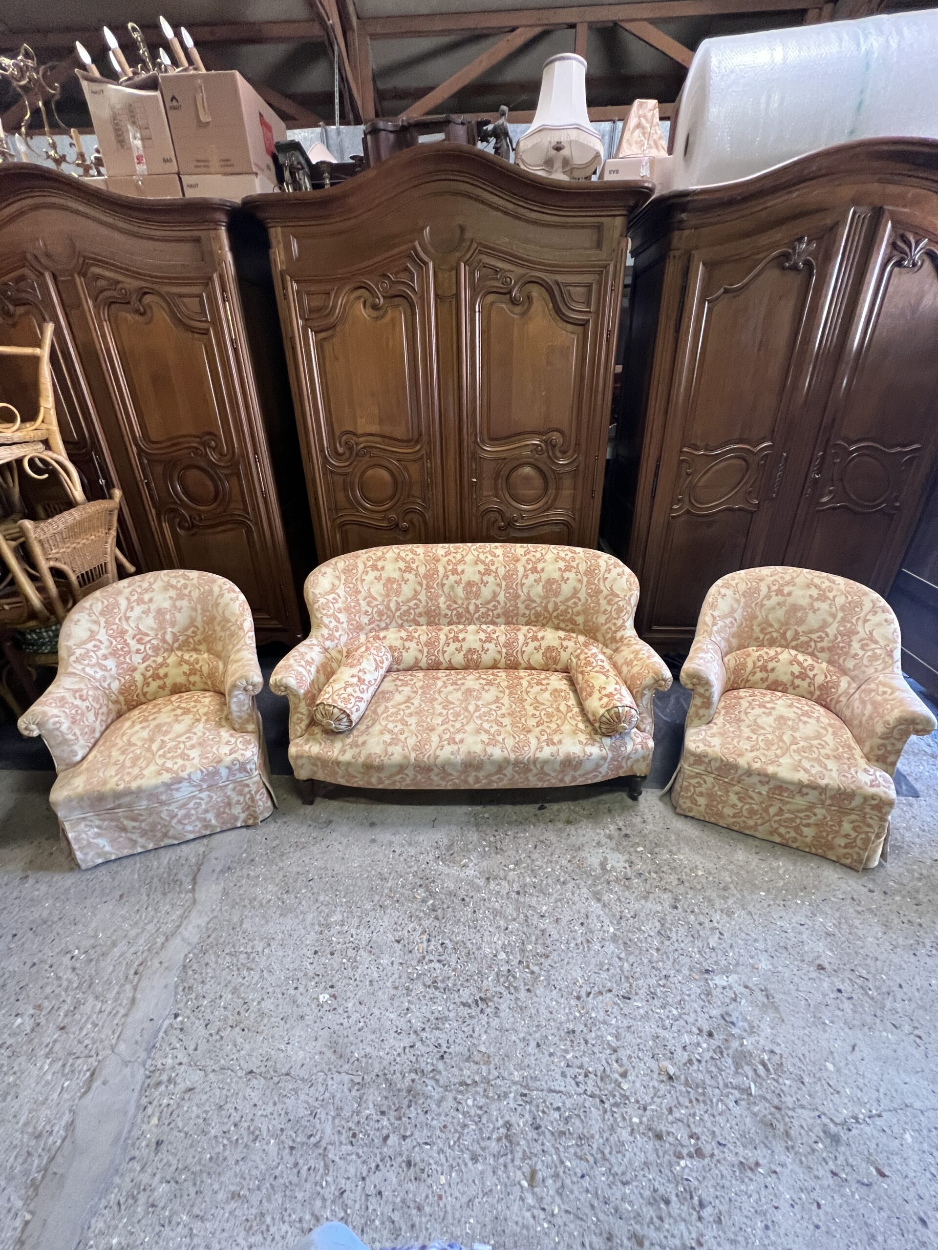 Salon Crapaud ancien de 3 pièces recouvert d'un beau velours, canapé et fauteuils
