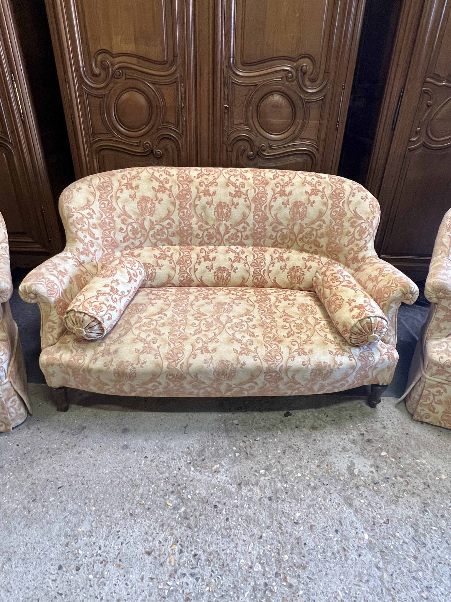 Salon Crapaud ancien de 3 pièces recouvert d'un beau velours, canapé et fauteuils