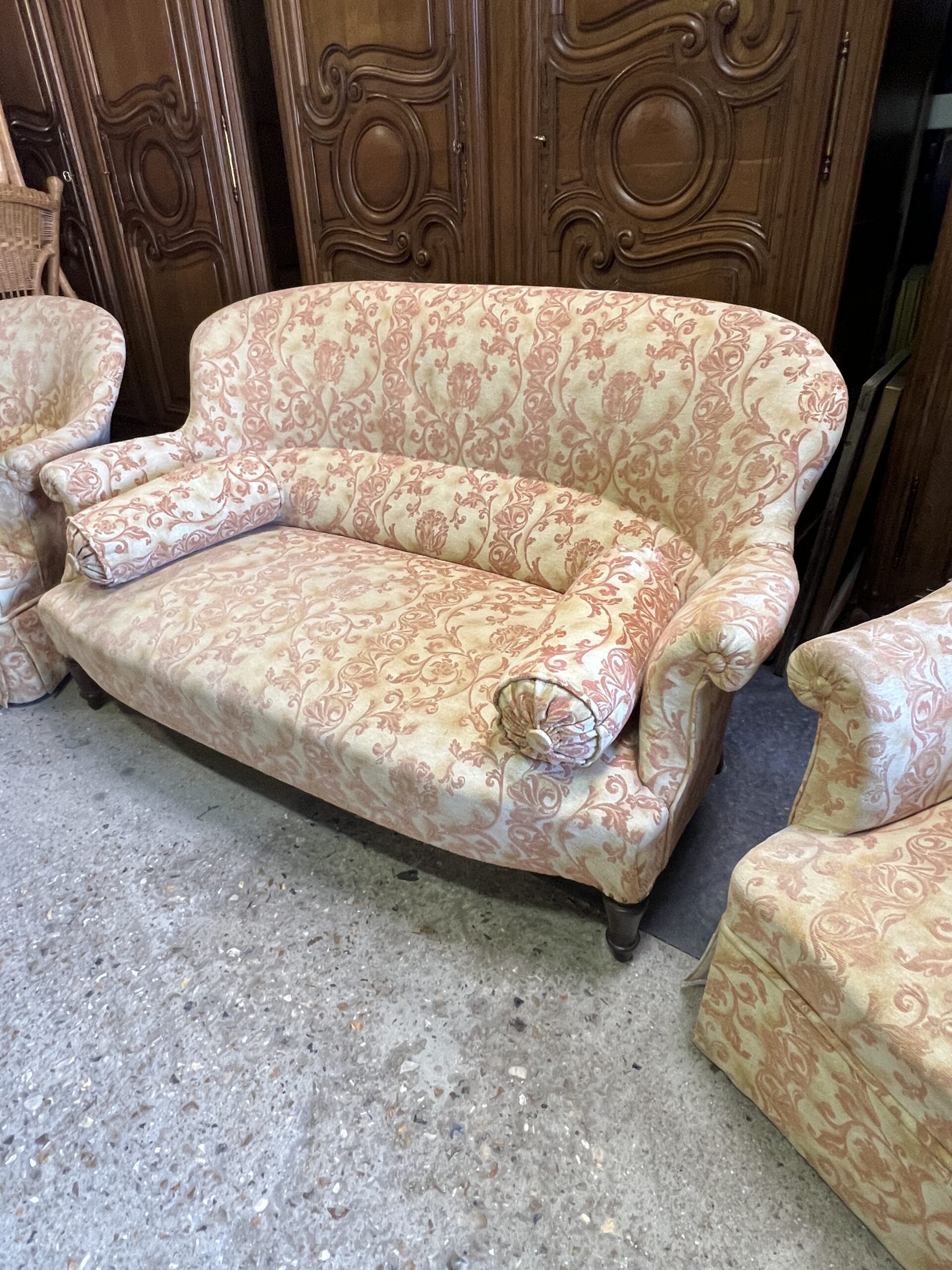 Salon Crapaud ancien de 3 pièces recouvert d'un beau velours, canapé et fauteuils