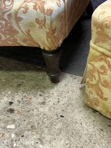 Salon Crapaud ancien de 3 pièces recouvert d'un beau velours, canapé et fauteuils