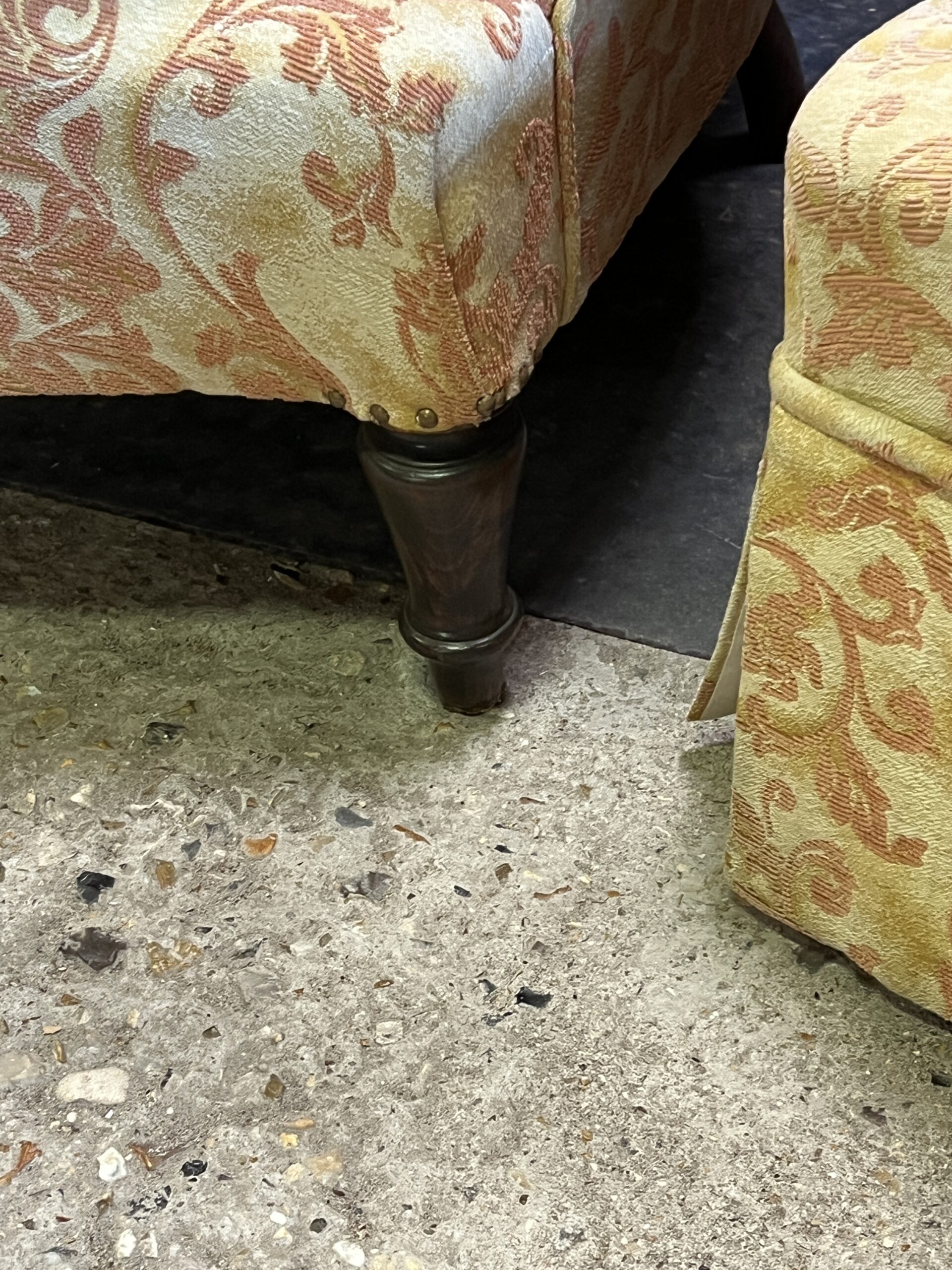 Salon Crapaud ancien de 3 pièces recouvert d'un beau velours, canapé et fauteuils