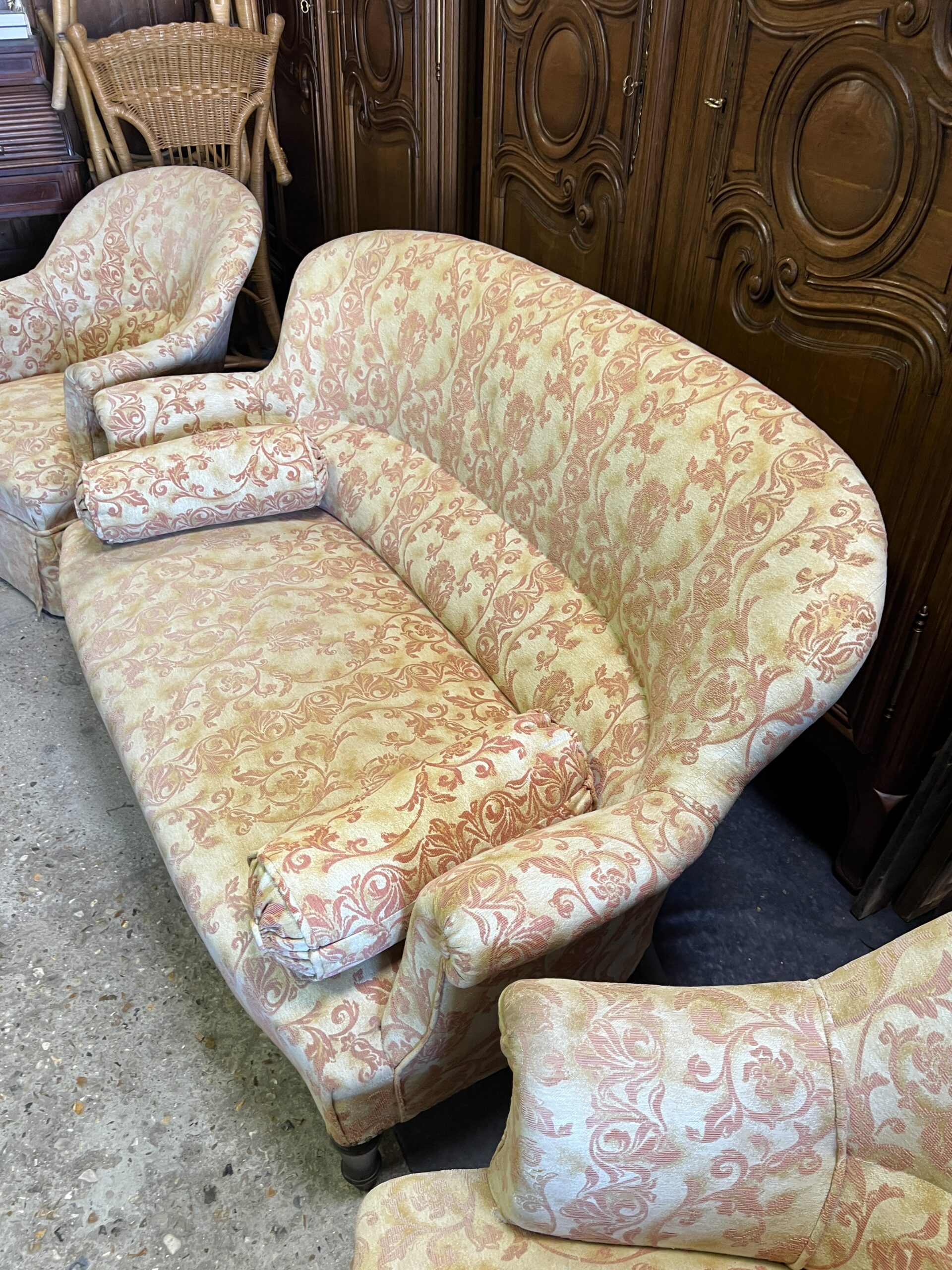 Salon Crapaud ancien de 3 pièces recouvert d'un beau velours, canapé et fauteuils