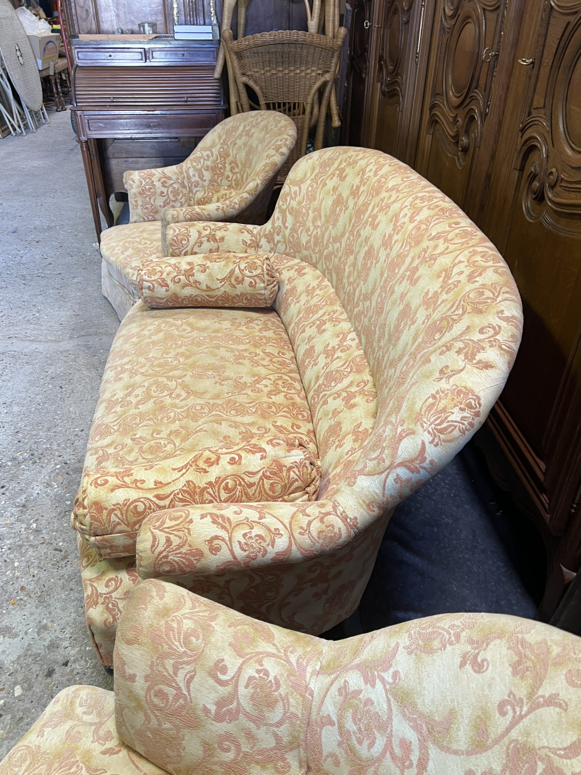 Salon Crapaud ancien de 3 pièces recouvert d'un beau velours, canapé et fauteuils