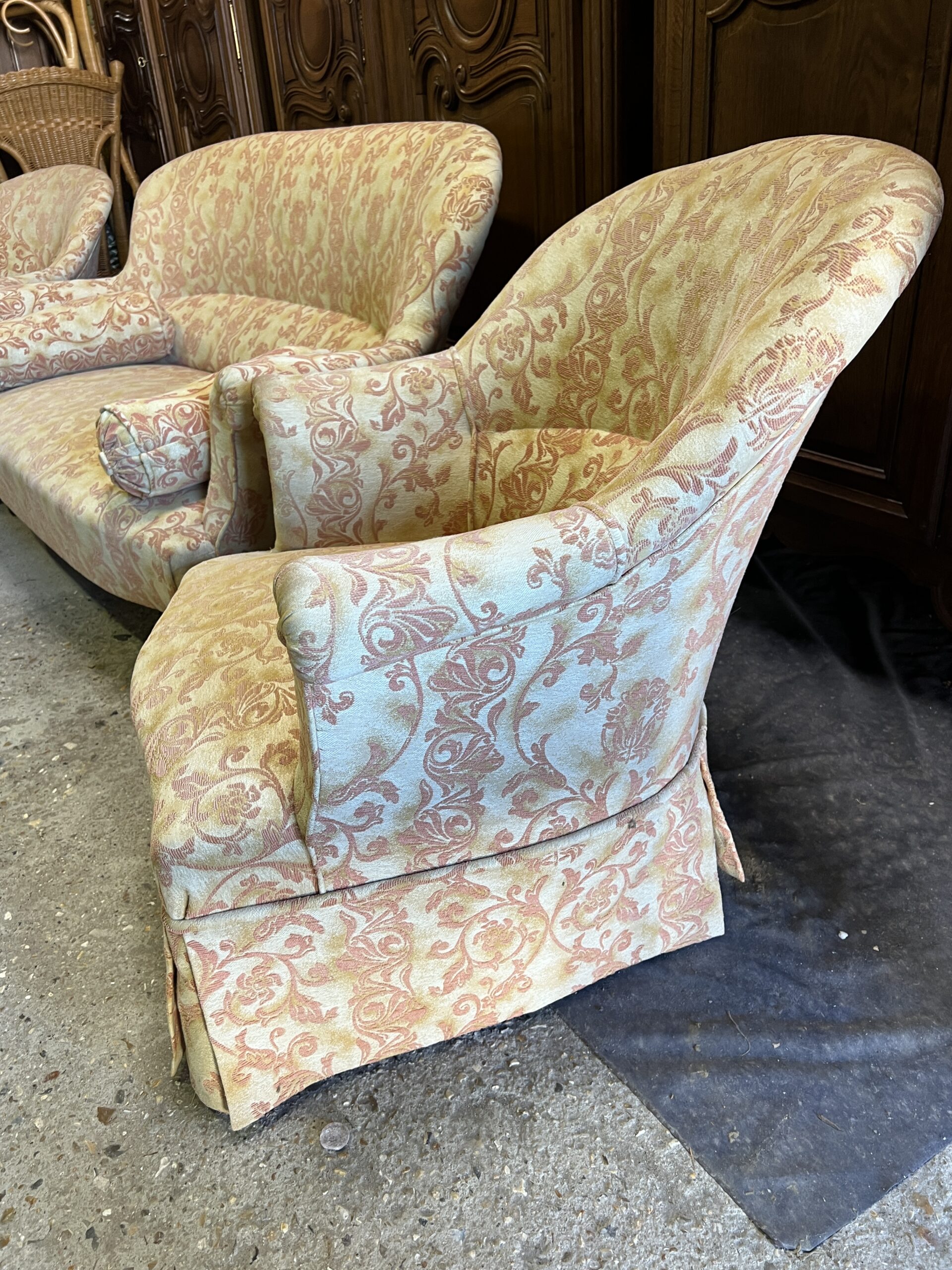 Salon Crapaud ancien de 3 pièces recouvert d'un beau velours, canapé et fauteuils