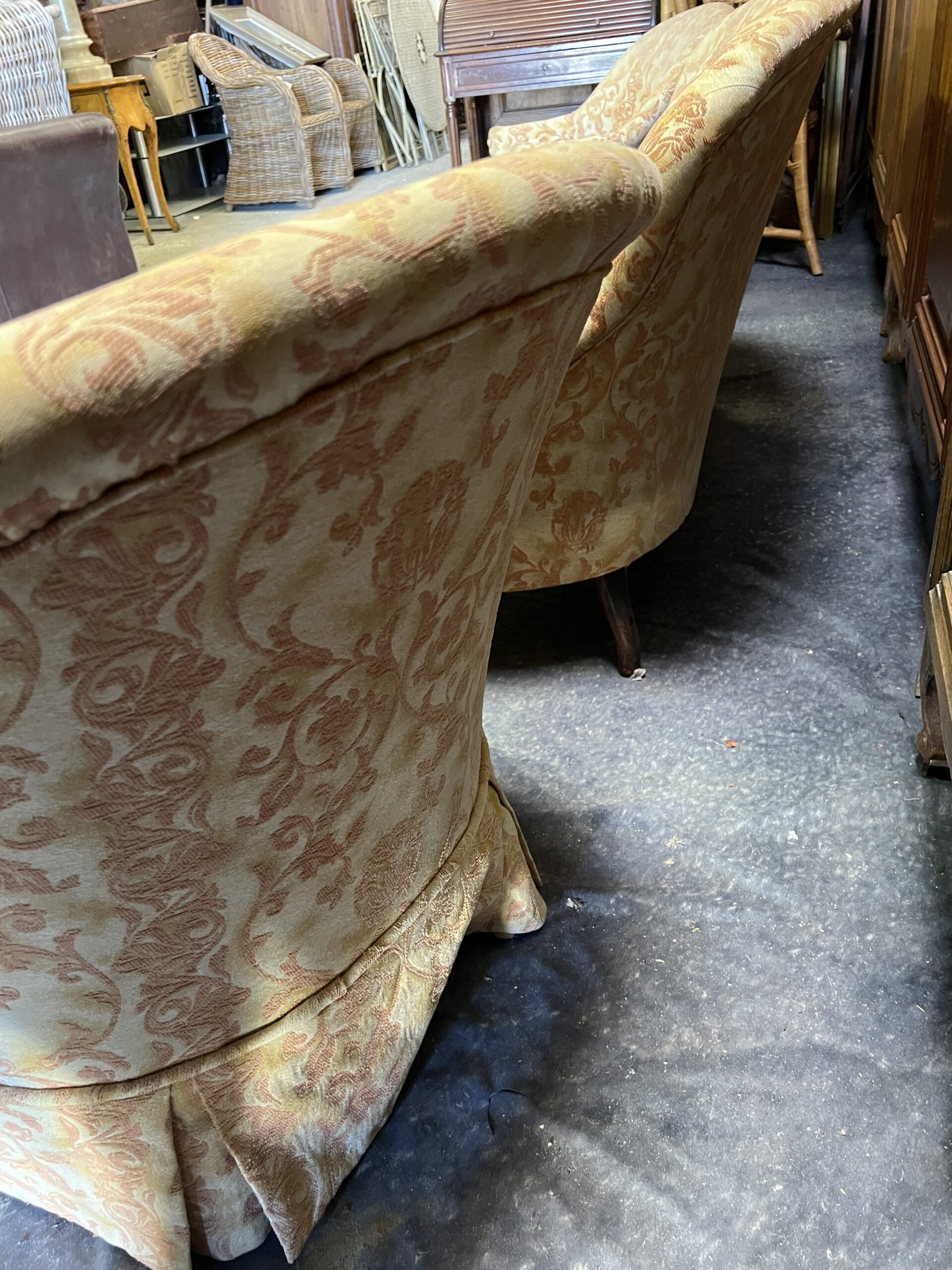 Salon Crapaud ancien de 3 pièces recouvert d'un beau velours, canapé et fauteuils
