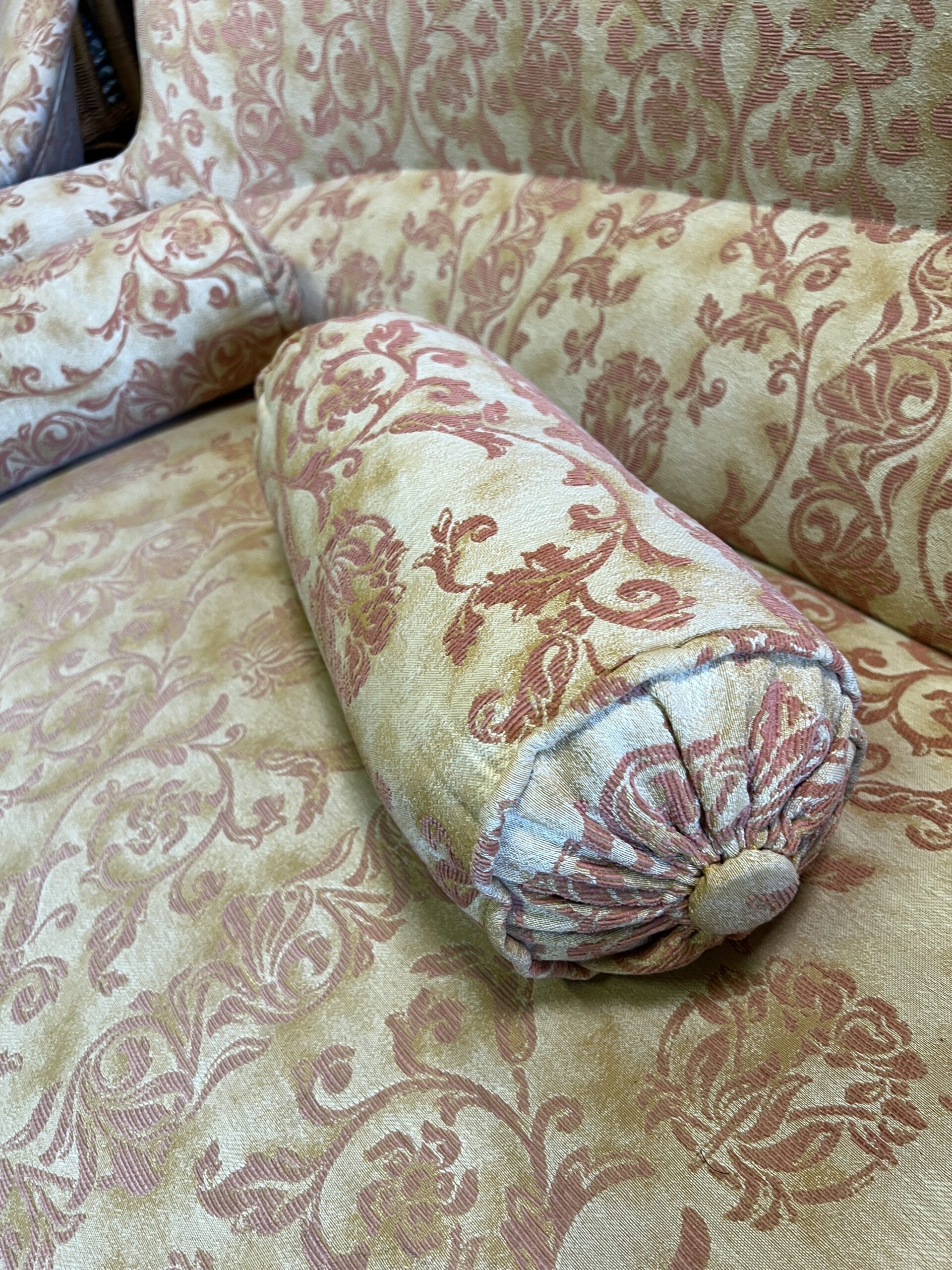 Salon Crapaud ancien de 3 pièces recouvert d'un beau velours, canapé et fauteuils
