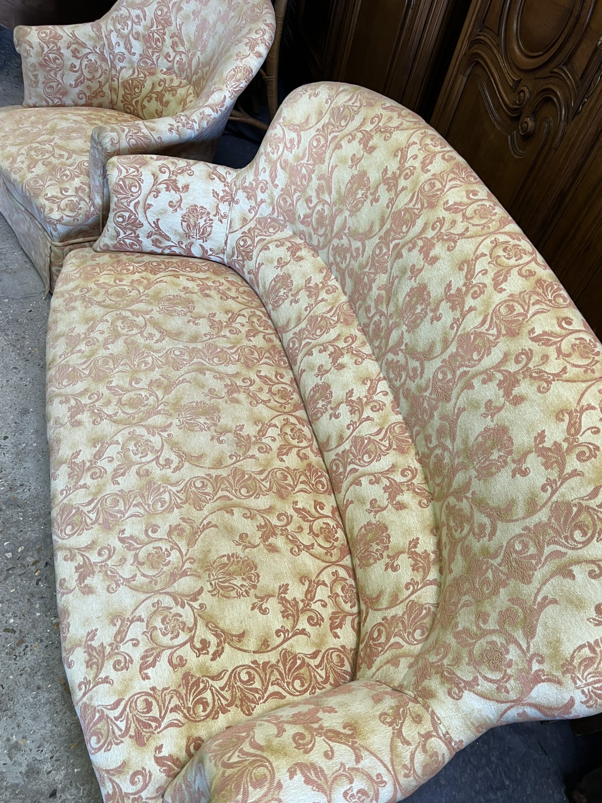 Salon Crapaud ancien de 3 pièces recouvert d'un beau velours, canapé et fauteuils