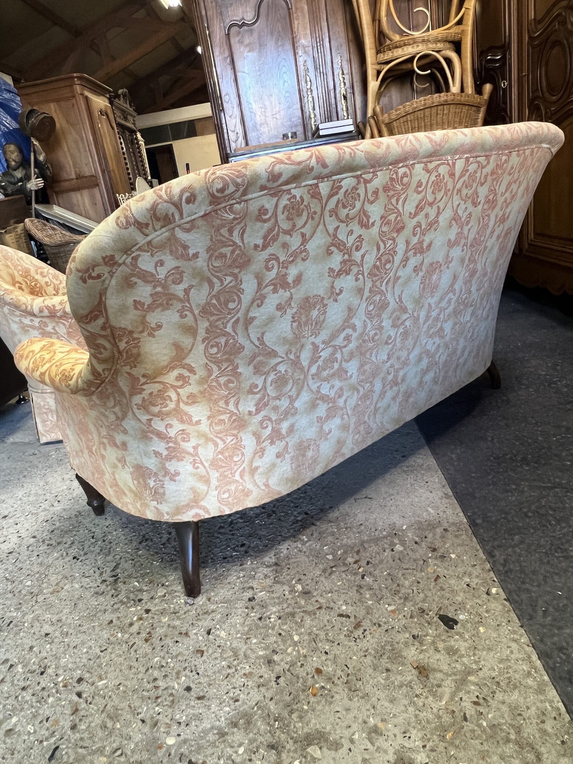 Salon Crapaud ancien de 3 pièces recouvert d'un beau velours, canapé et fauteuils