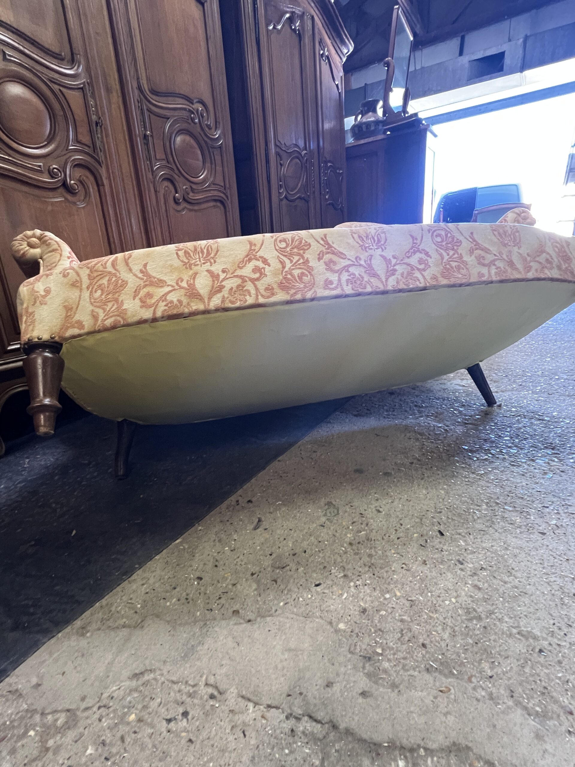 Salon Crapaud ancien de 3 pièces recouvert d'un beau velours, canapé et fauteuils