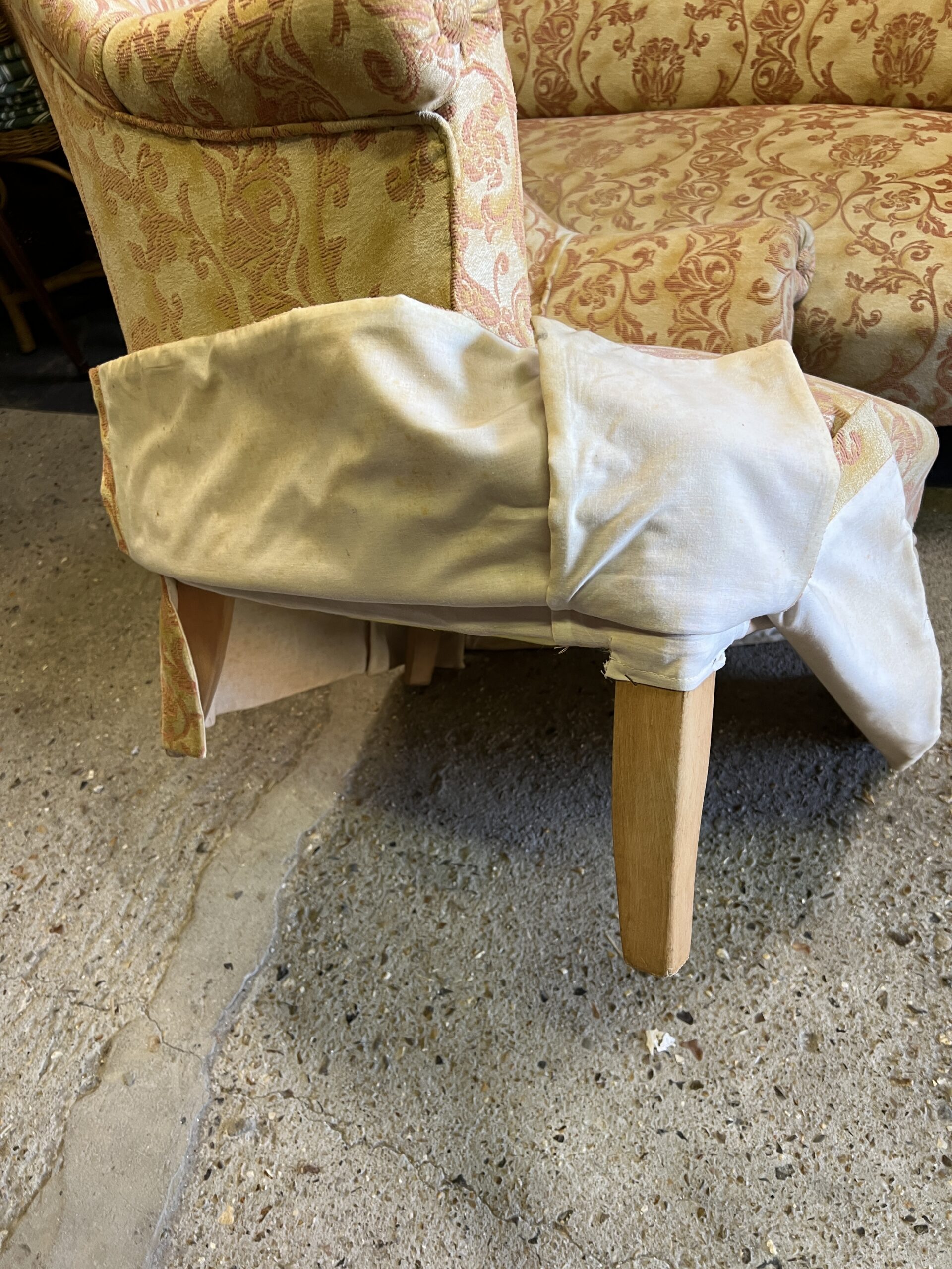 Salon Crapaud ancien de 3 pièces recouvert d'un beau velours, canapé et fauteuils