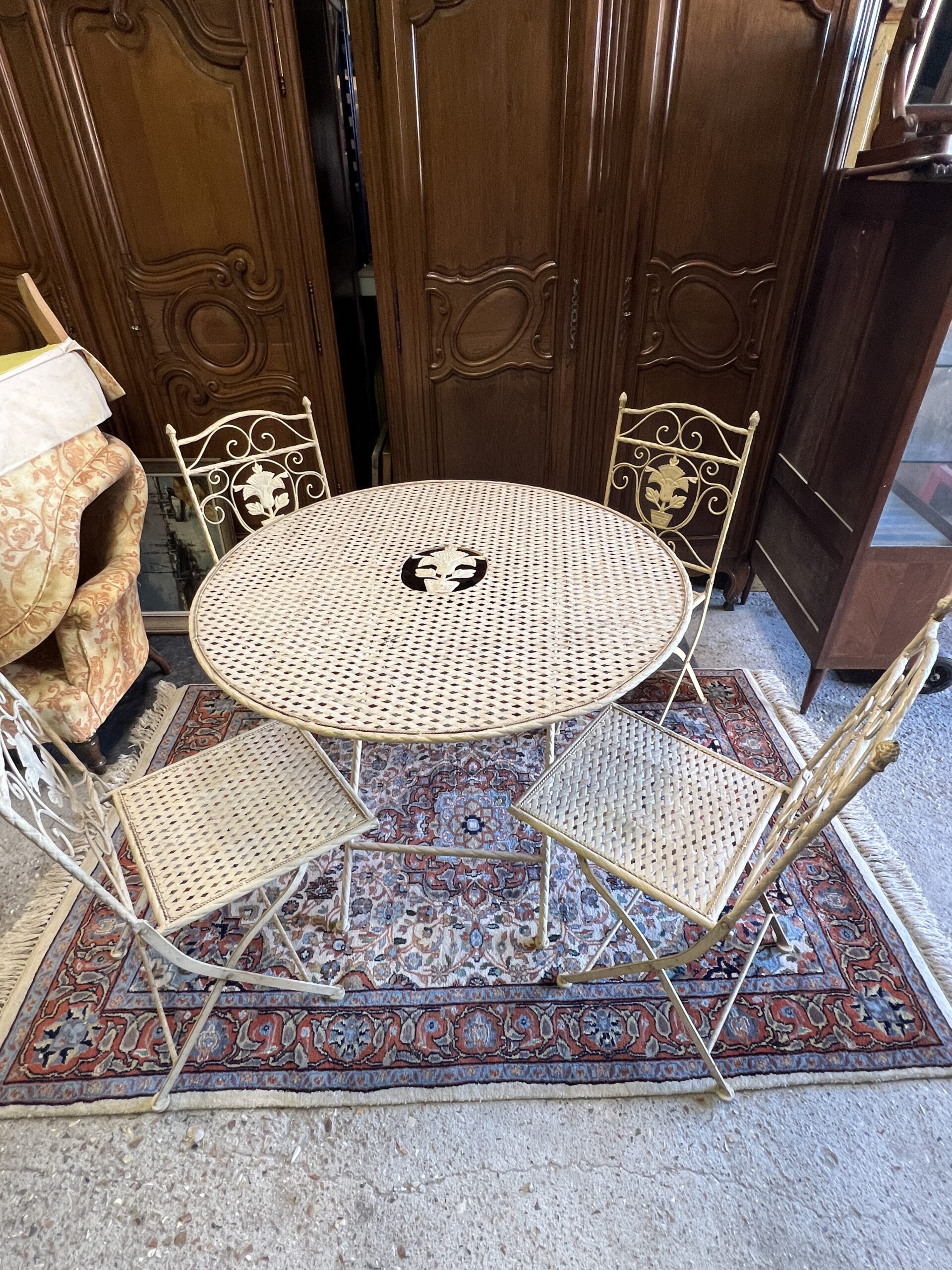 Salon de jardin ou de terrasse pliable en tôle et fer forgé tréssé et ajouré, 5 pièces