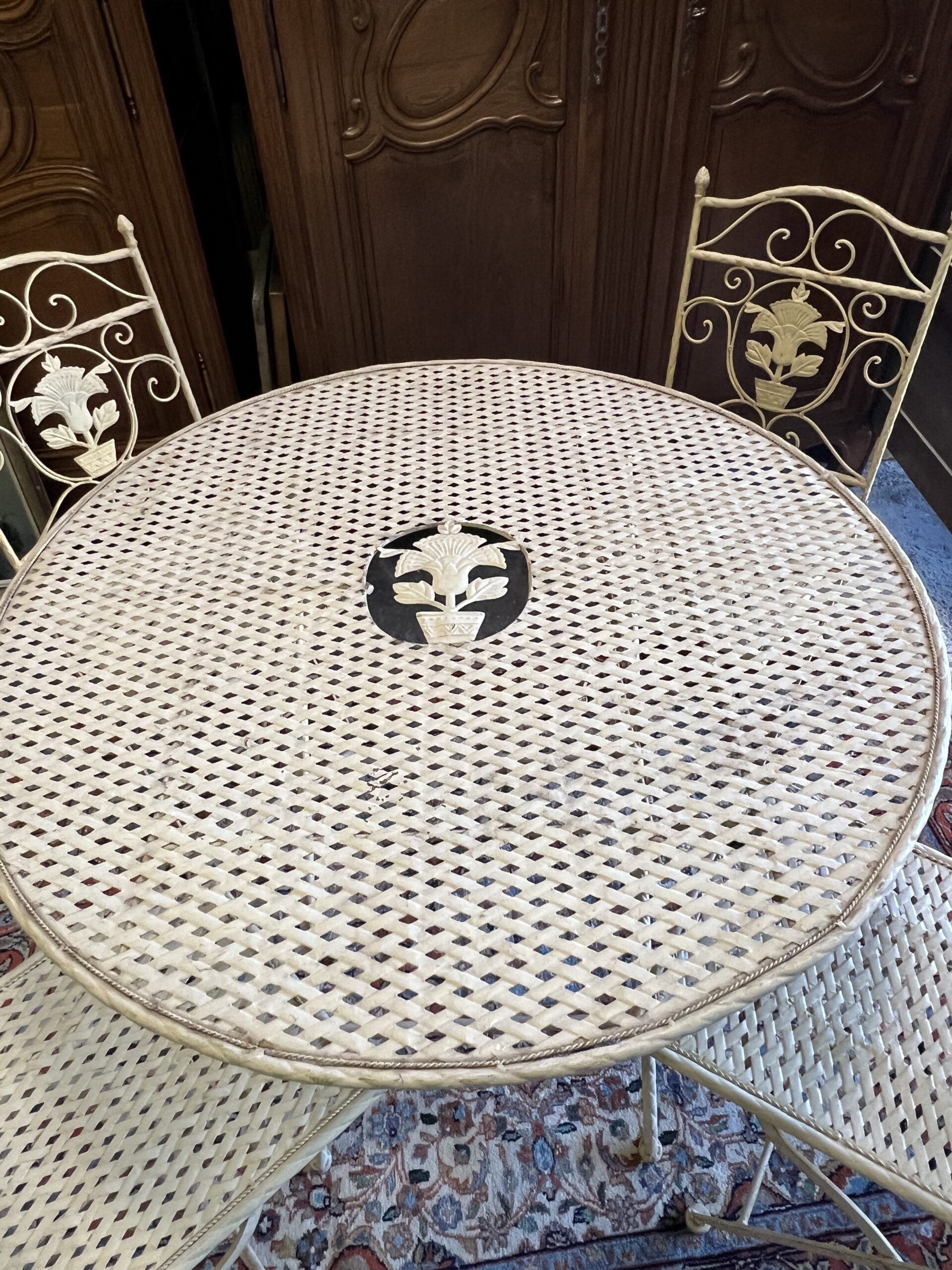 Salon de jardin ou de terrasse pliable en tôle et fer forgé tréssé et ajouré, 5 pièces