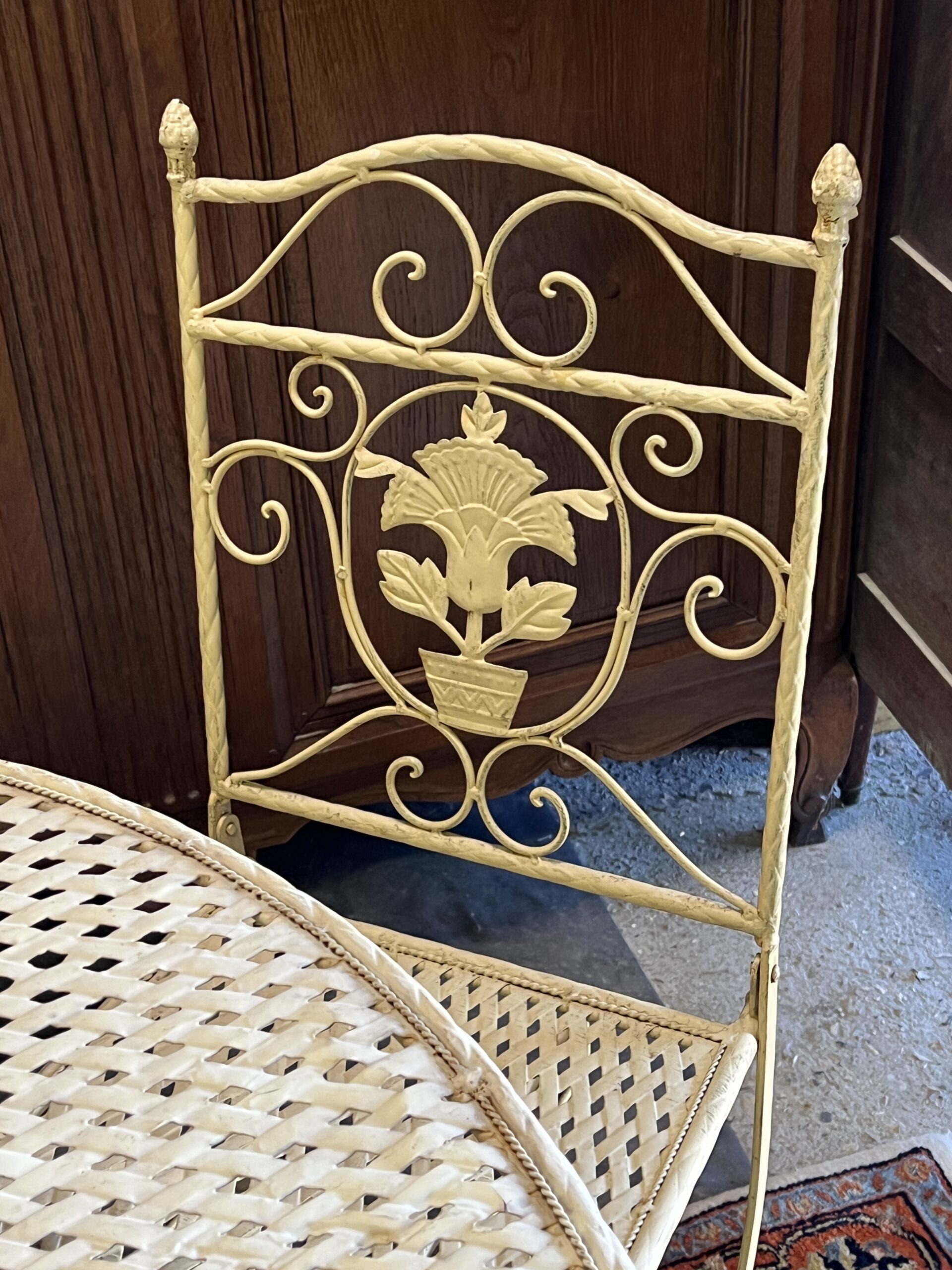 Salon de jardin ou de terrasse pliable en tôle et fer forgé tréssé et ajouré, 5 pièces
