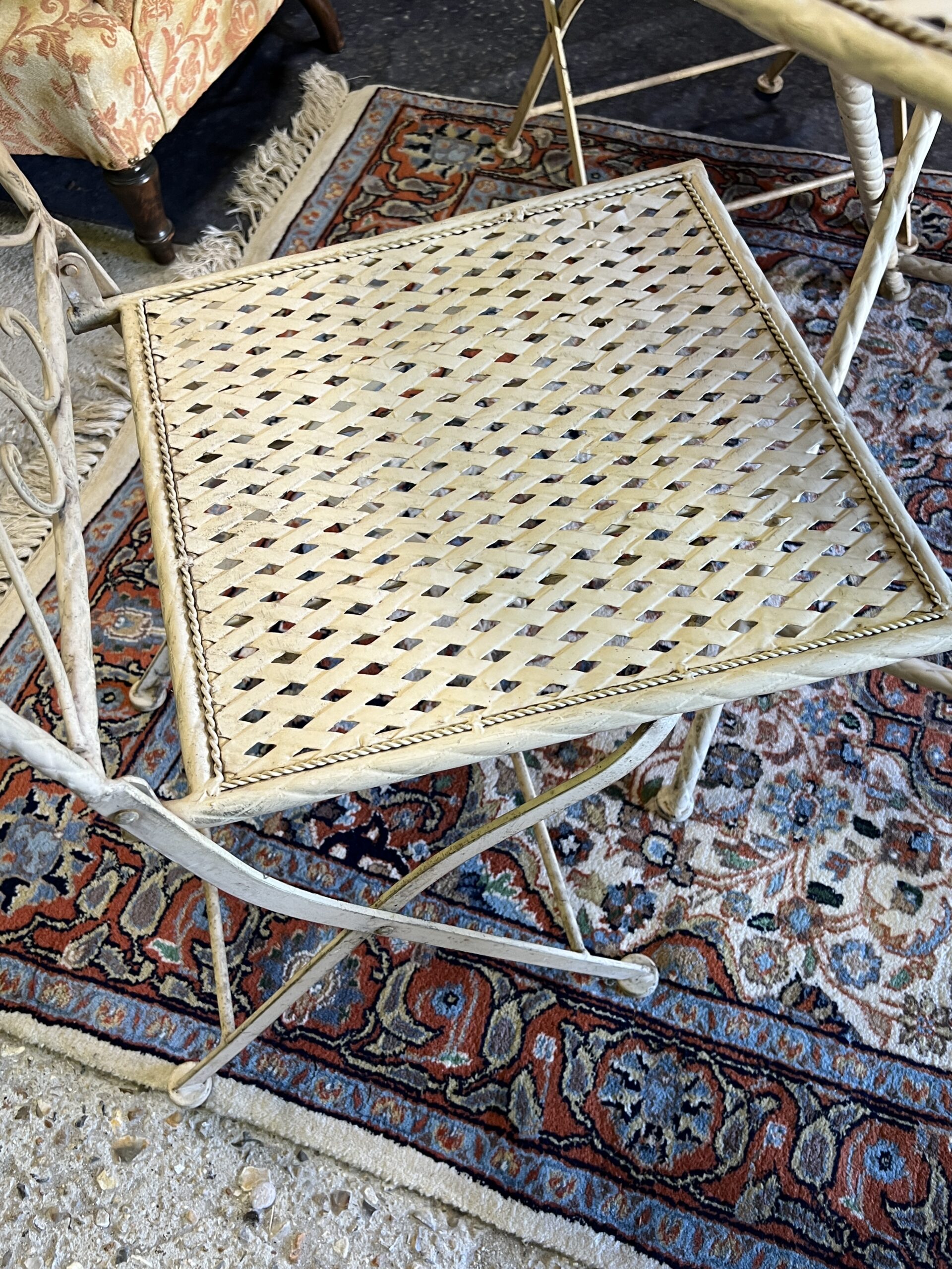 Salon de jardin ou de terrasse pliable en tôle et fer forgé tréssé et ajouré, 5 pièces