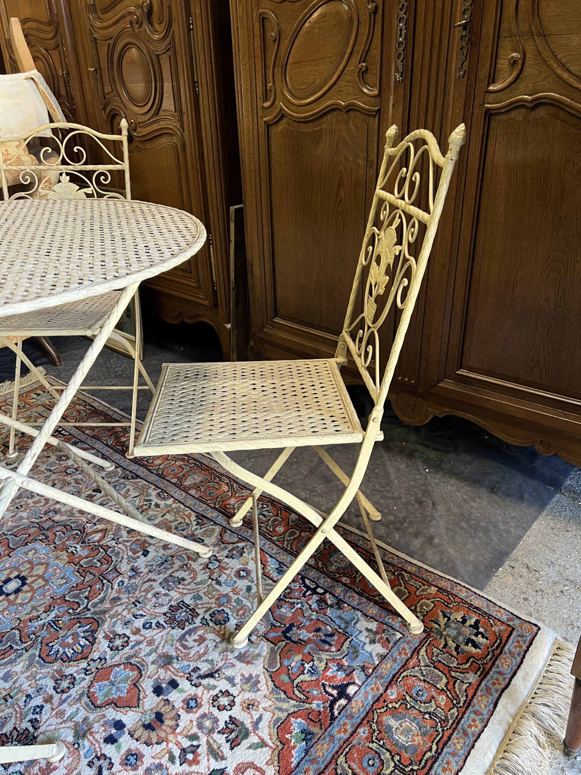 Salon de jardin ou de terrasse pliable en tôle et fer forgé tréssé et ajouré, 5 pièces